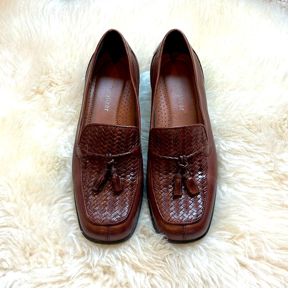 Women’s Naturalizer Brown Leather Tasseled Loafer, Style 727A36 - Picture 1 of 8
